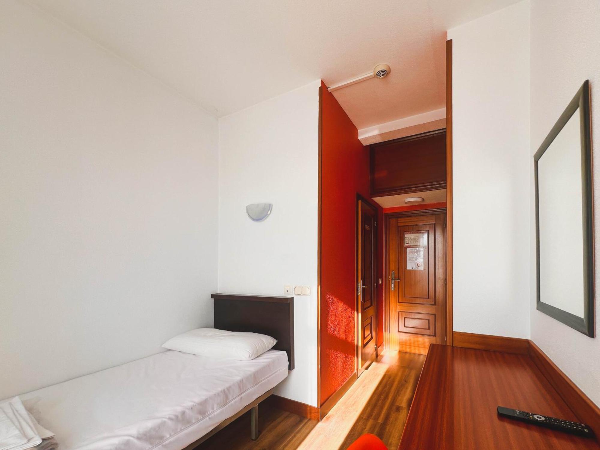 Loop Inn Hostel سانتياغو دي كومبوستيلا المظهر الخارجي الصورة
